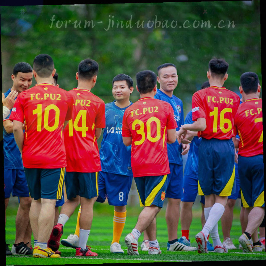 贴着轮次标签的球队资料夹，旁边放着一张写有客服邮箱的卡片局部
